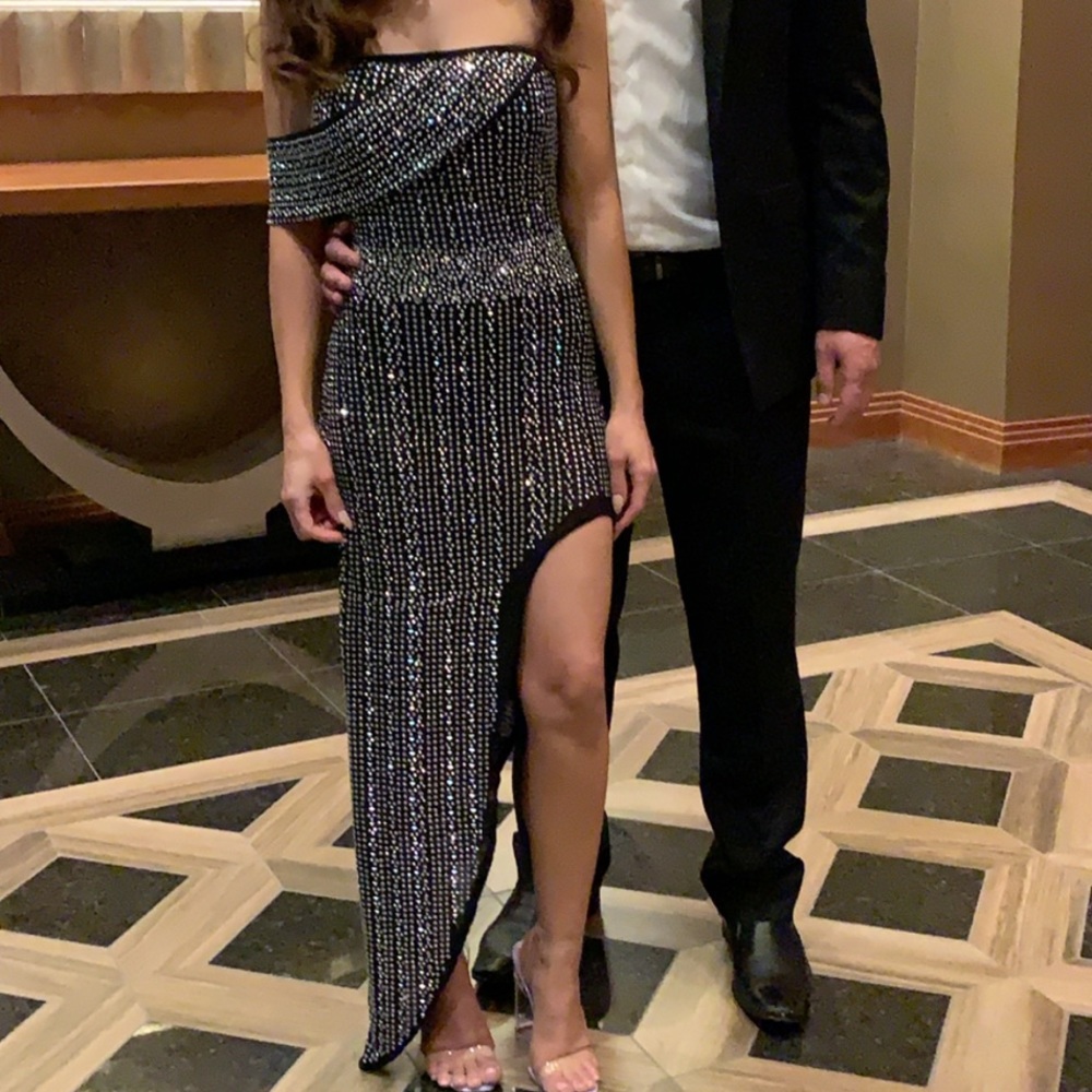 Size small. Very stretchy material. Worn once